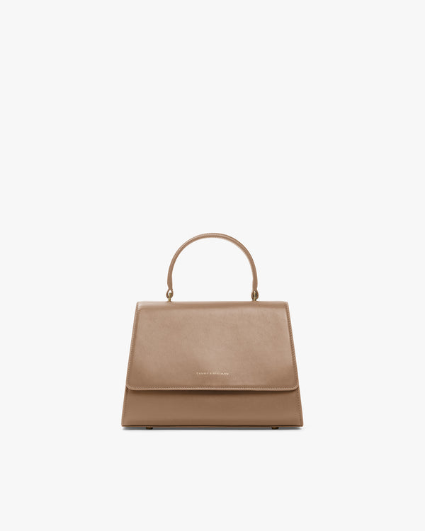 Sac ALEXIA beige de face, rabat fermé, anse gainée relevée, posé sur fond blanc