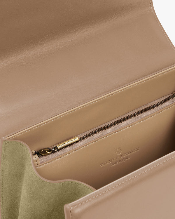 Sac ALEXIA Beige ouvert, vue intérieure sur rabat, poche zippée et doublure daim vert