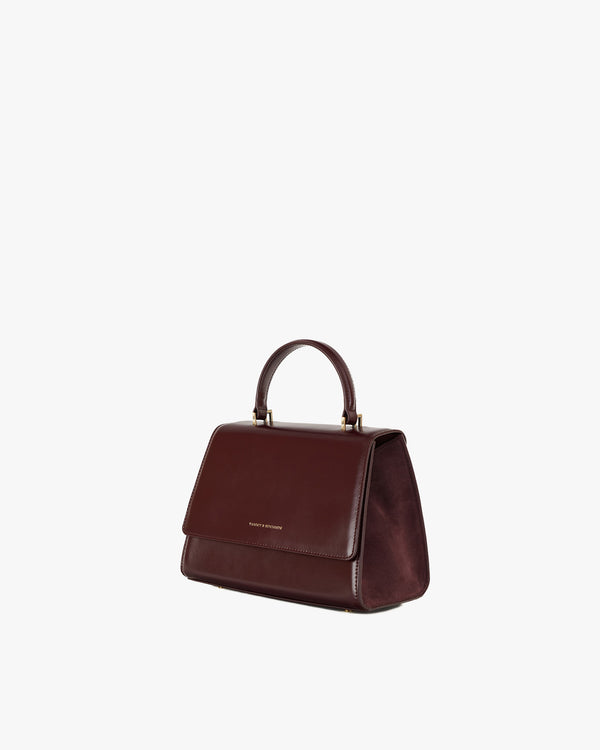 Sac ALEXIA Mahogany, vue de trois quarts, posé, anse courte visible, flanc en suède apparent
