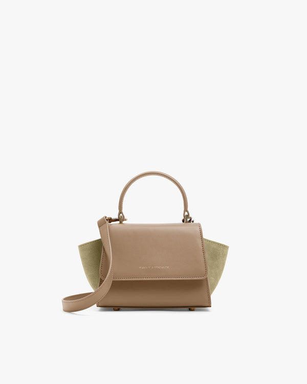 Sac ALEXIA NANO beige de face, rabat fermé, poignée rigide et bandoulière amovible posée
