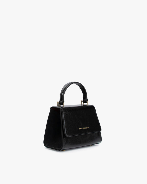 Sac ALEXIA NANO noir naplak, vue de trois-quarts, posé, anse portée à la main