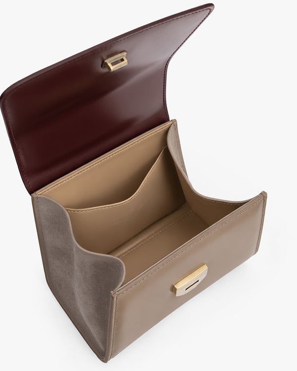 Sac ALEXIA NANO Colourblock Stratum ouvert, vue sur l'intérieur compartimenté et le fermoir doré