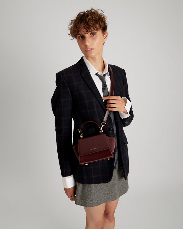 Sac ALEXIA NANO Mahogany porté en bandoulière, vue de face sur une mannequin