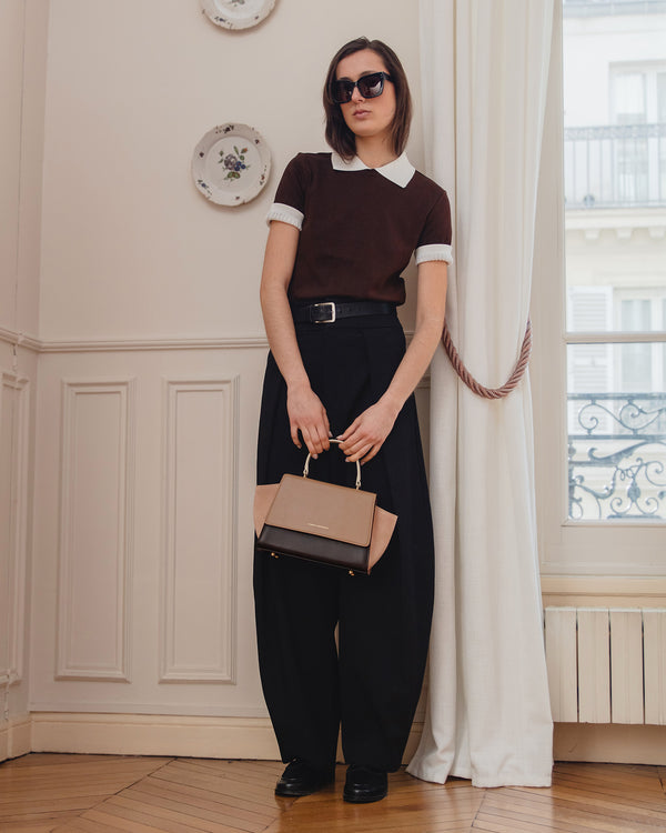 Sac ALEXIA Colourblock Marlowe porté à la main par une femme, en pied, de face