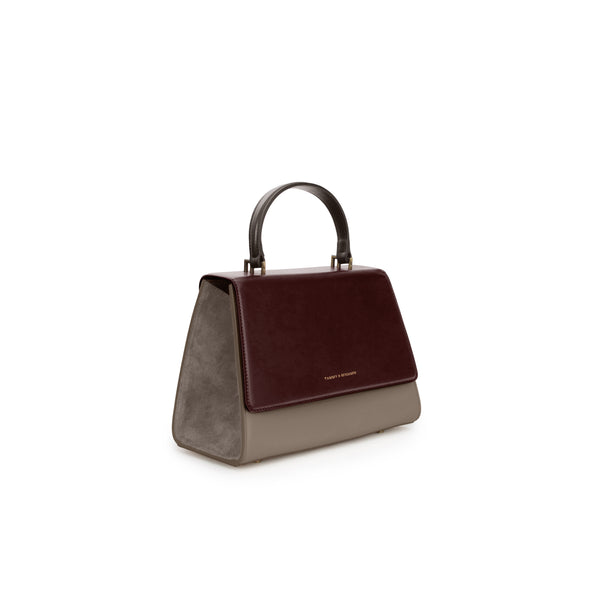 Sac ALEXIA Colourblock Stratum, vue de trois quarts, poignée gainée, rabat bordeaux et flancs gris