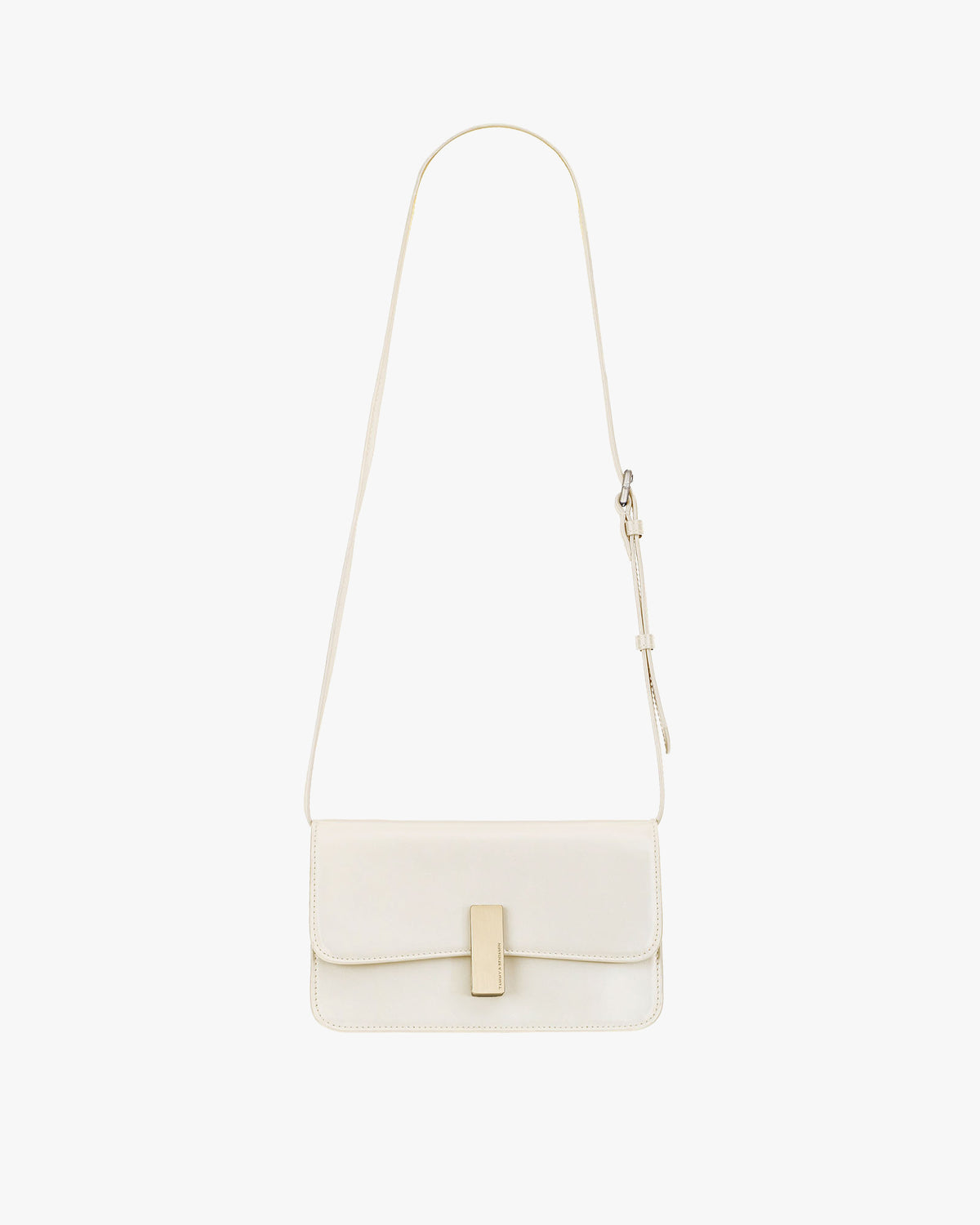Sac BLAKE ivoire de face, bandoulière fine ajustable, fermoir rectangulaire doré, posé sur fond blanc