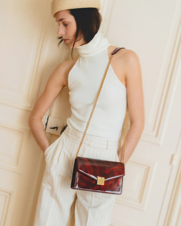 Sac ELEANOR Marbre porté en bandoulière, chaîne dorée et repose-épaule en cuir, vue de face