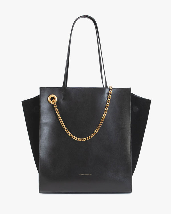 Sac LEXI GM noir de face, posé, anses portées, chaîne amovible dorée sur le devant, panneaux latéraux en suède