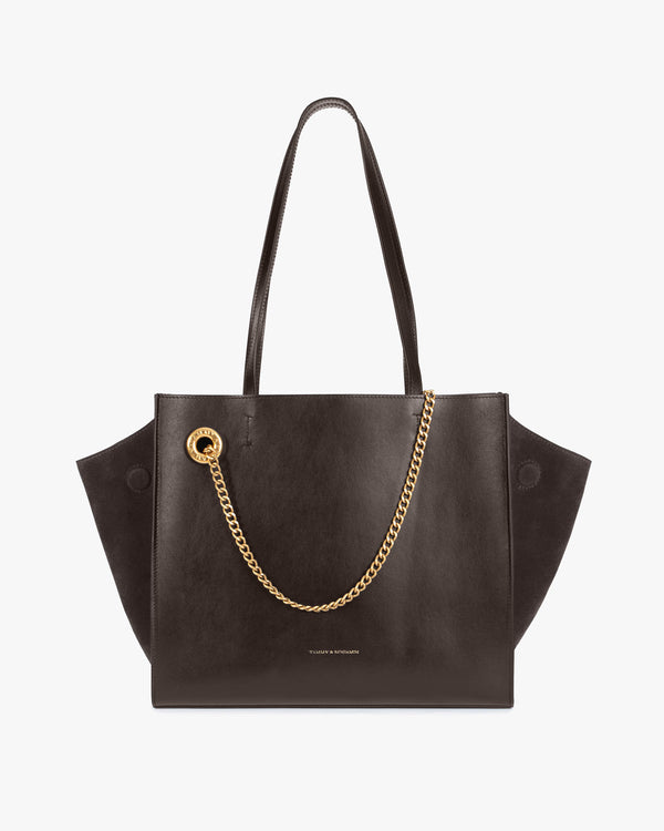 Sac LEXI MM Chocolat de face, anses portées, ailes en cuir et panneaux suède, chaîne amovible dorée