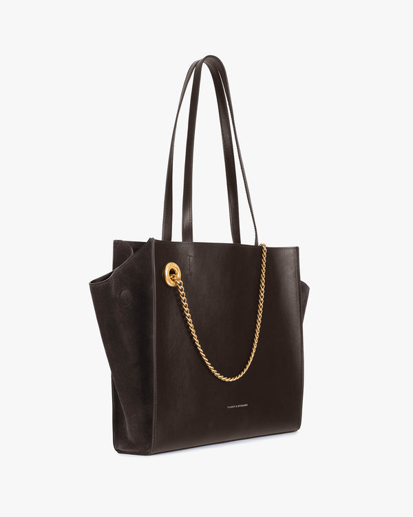 Sac LEXI MM Chocolat, vue de trois-quarts, panneaux en cuir et suède, chaîne amovible dorée