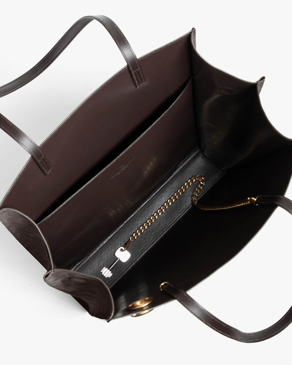 LEXI GM Chocolat, vue intérieure ouverte, poche zippée et chaîne amovible, anses en cuir