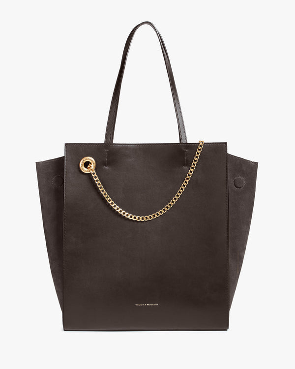 Cabas LEXI GM en cuir chocolat de face, anses portées épaule, chaîne amovible et panneaux en suède