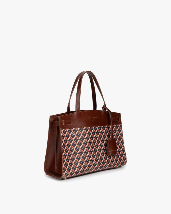 Sac MADISON brun monogram, vue de trois quarts, anses courtes en cuir, porte-étiquette assorti
