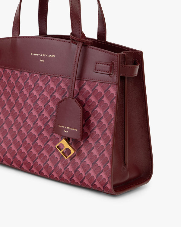 Sac MADISON Bordeaux, vue rapprochée du coin avec porte-adresse et clou doré gravé B
