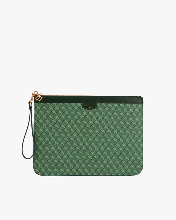 Pochette GM Monogram verte, vue de face, motif monogramme, dragonne en cuir et zip doré