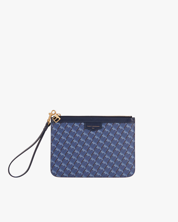 Pochette PM Monogram bleue de face, dragonne en cuir détachée, fermoir et breloque dorés