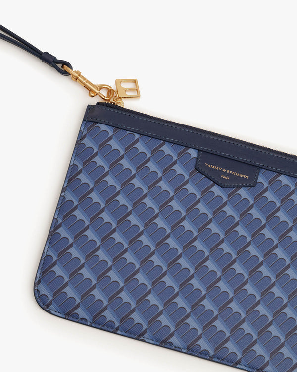 Pochette PM Monogram bleue, détail du zip, du fermoir mousqueton doré et de la dragonne en cuir