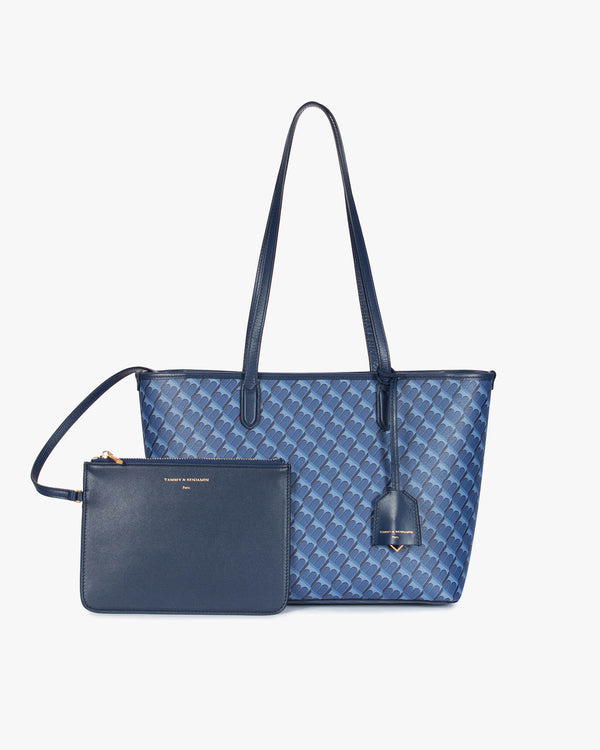 TOTE MONOGRAM PM bleu, vue de face posé, avec pochette amovible devant et anses relevées