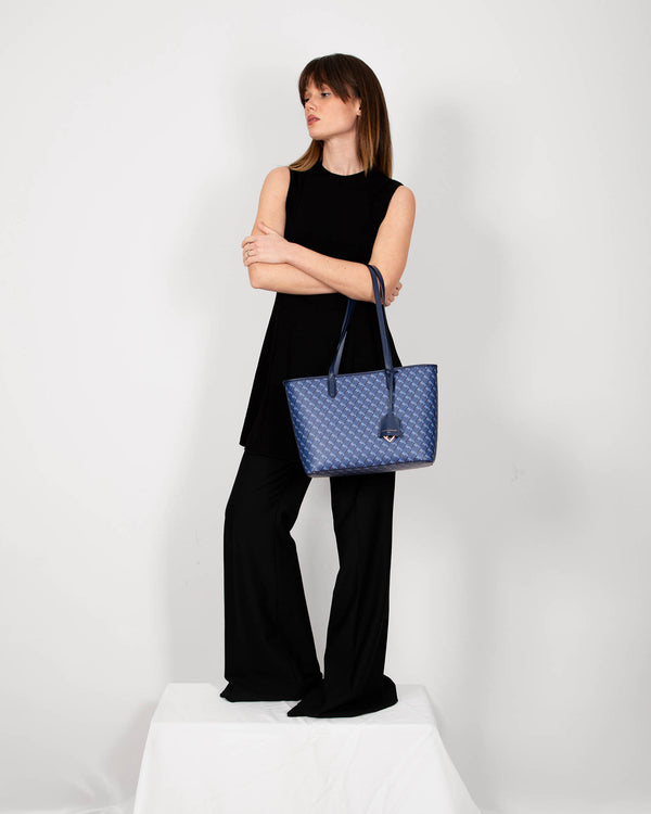 TOTE MONOGRAM PM bleu porté à la main, tenu par une anse, toile Marble Arch signature