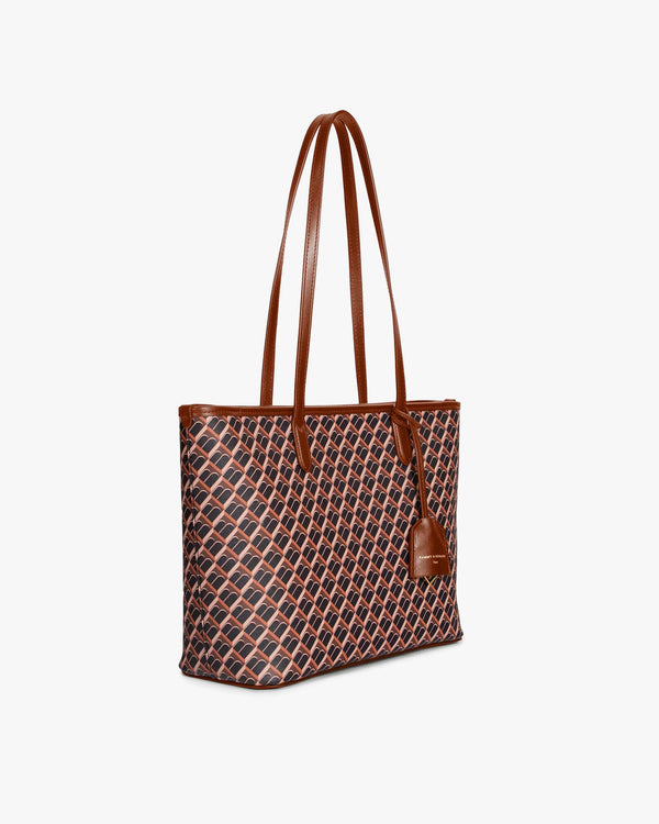 TOTE MONOGRAM PM brun, vue de trois-quarts, anses hautes en cuir, porte-étiquette suspendu