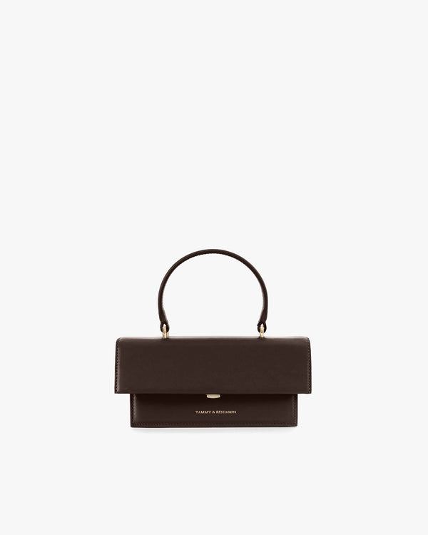Sac THEA MINI chocolat, vue de face, posé, avec rabat et anse supérieure