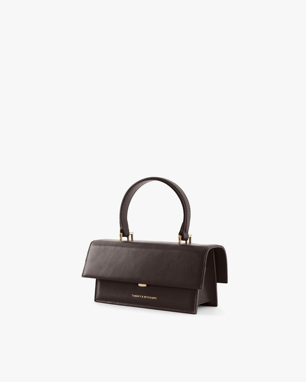 Sac THEA MINI chocolat, vue de trois quarts, rabat fermé, anse portée à la main