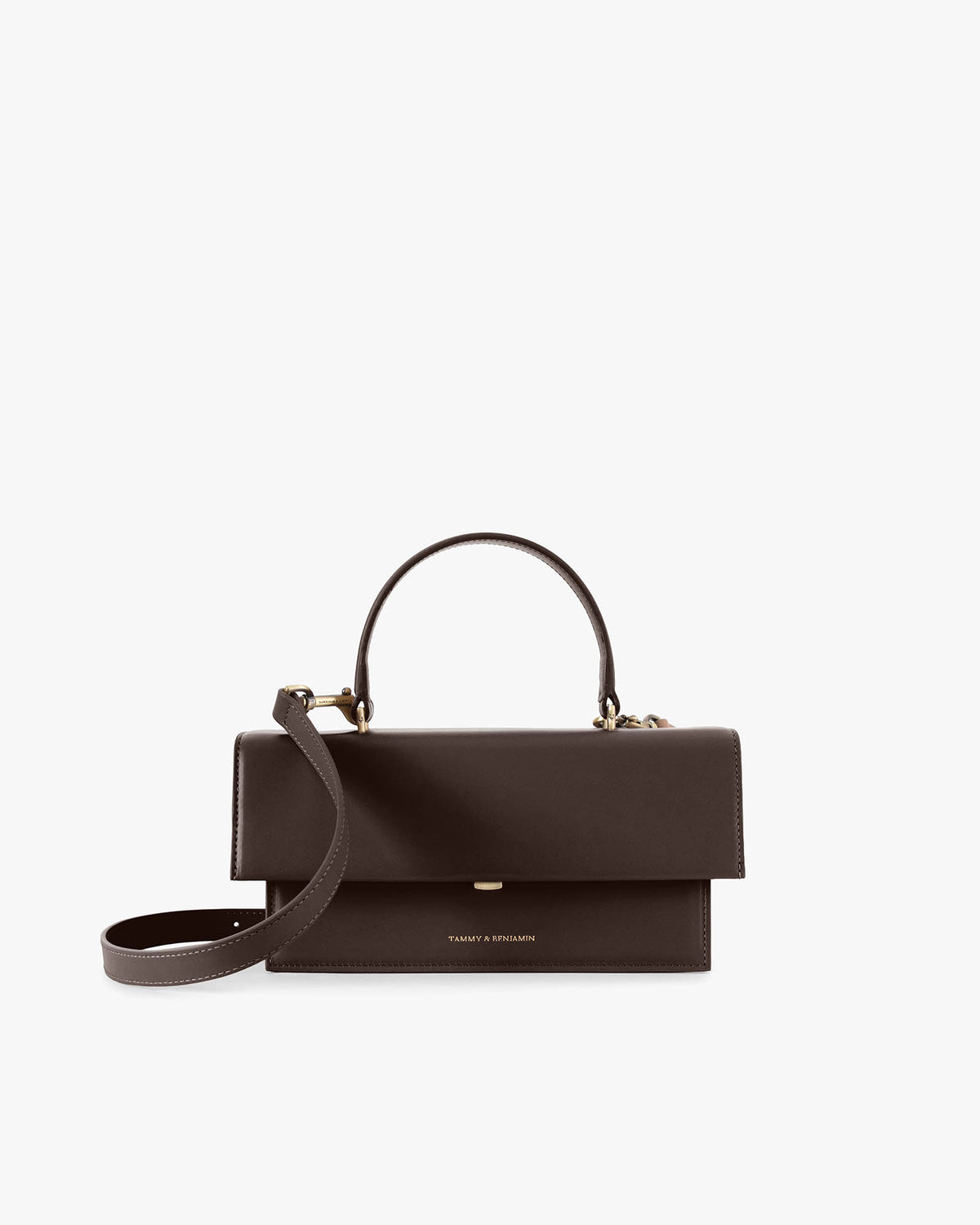 Sac THEA Chocolat de face, rabat fermé, posé avec poignée rigide et bandoulière détachée