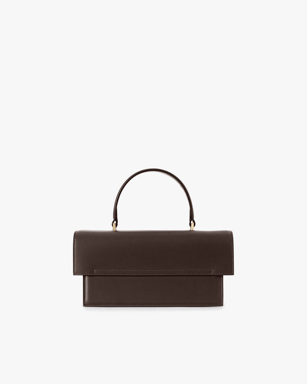 Sac THEA Chocolat de face, rabat fermé, poignée rigide posée à la verticale