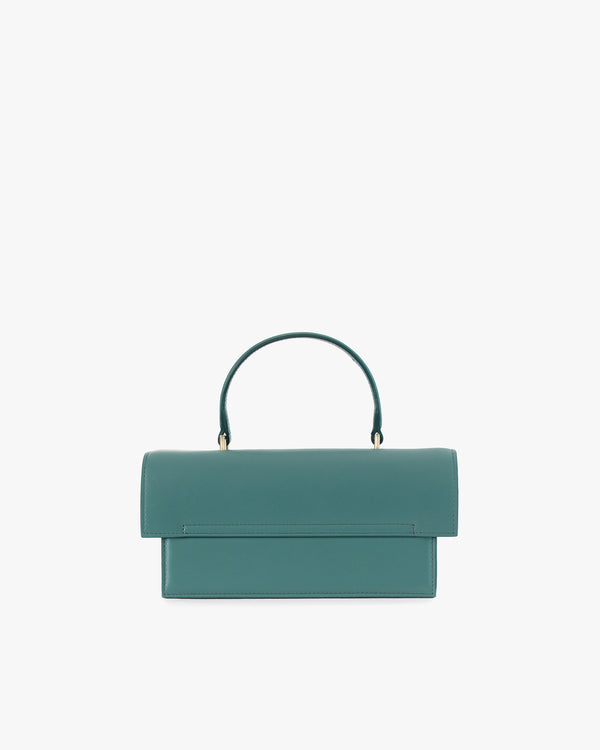 Sac THEA Turquoise de face, posé, rabat fermé et poignée rigide relevée