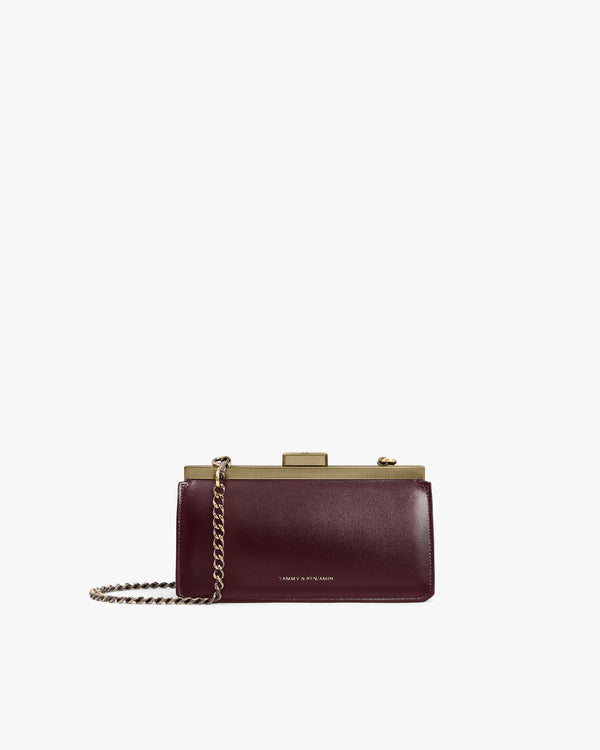 Sac JEANNE BAGUETTE Mahogany de face, fermoir rétro doré et chaîne amovible