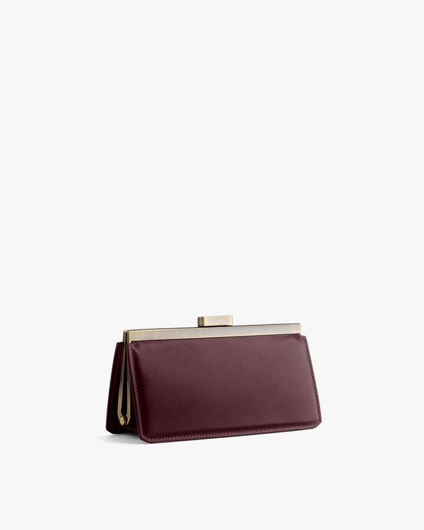 Sac JEANNE BAGUETTE Mahogany, vue de trois quarts, fermoir rétro doré apparent, posé