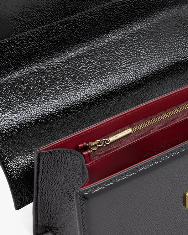 Sac THEA noir naplak, vue rapprochée intérieur avec poche zippée doublure bordeaux et fermoir doré