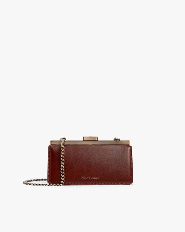 Sac JEANNE BAGUETTE brun de face, fermoir rétro doré et chaîne amovible en bandoulière