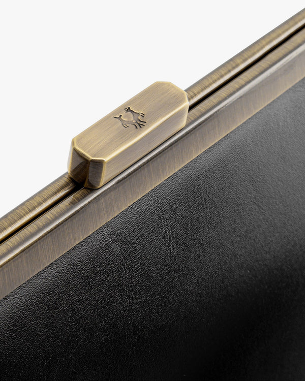 Sac JEANNE BAGUETTE noir, détail du fermoir rétro gravé et du cuir grainé