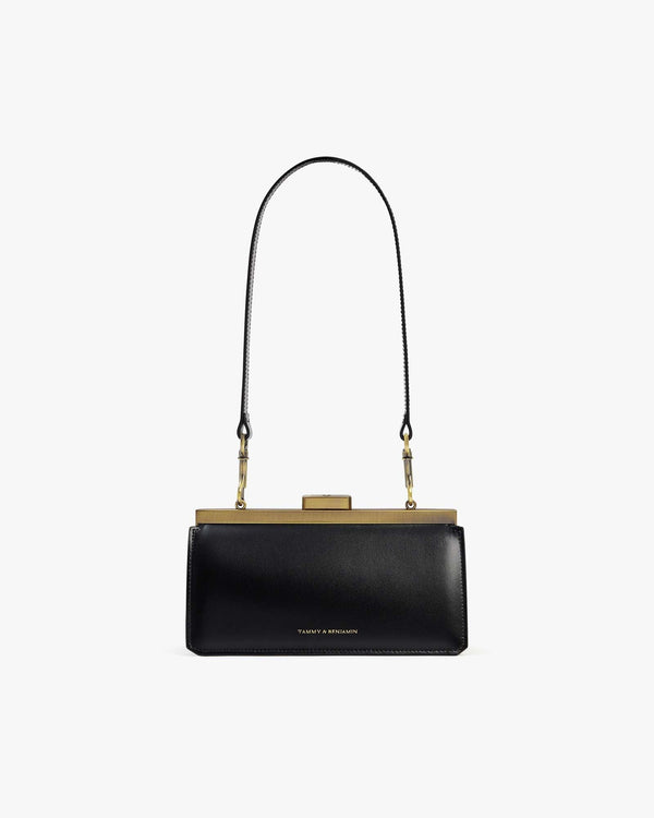 Sac JEANNE BAGUETTE noir, vue de face, porté à l'épaule avec fermoir doré rétro