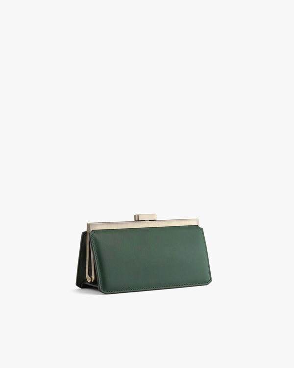 Sac JEANNE BAGUETTE vert émeraude de biais, posé, fermoir rétro doré apparent
