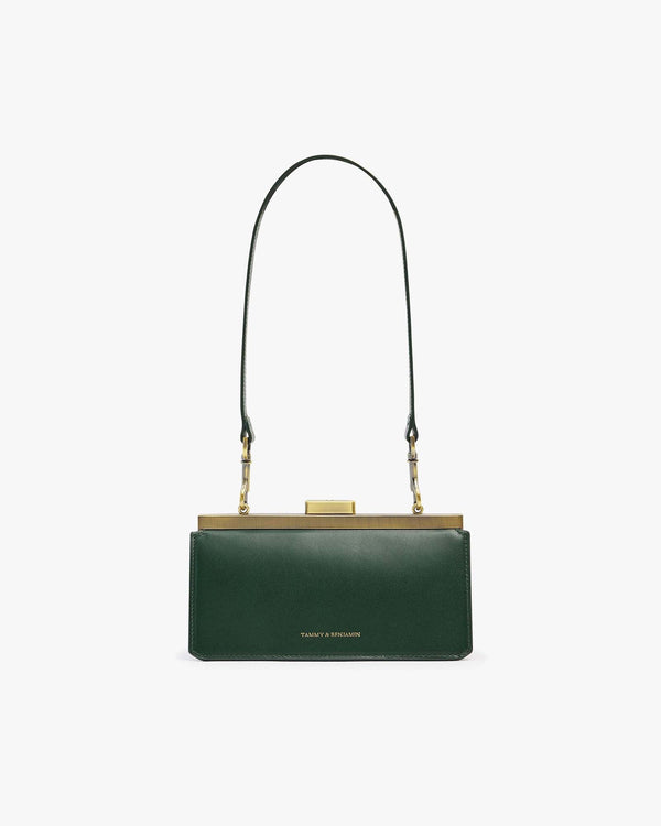 Sac JEANNE BAGUETTE vert émeraude, vue de face, posé, avec anse longue et fermoir doré