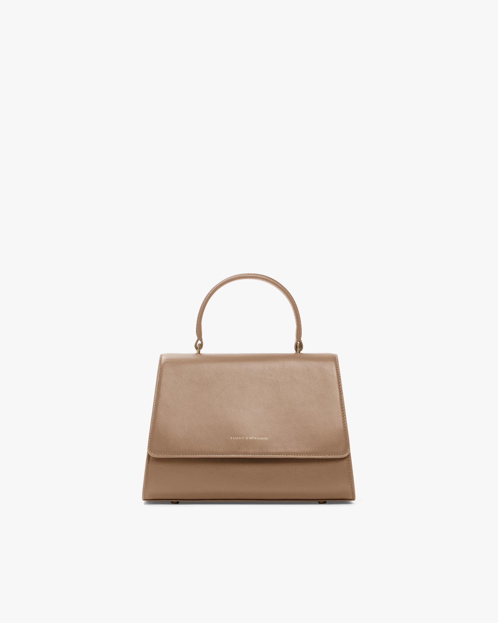 Sac ALEXIA beige de face, rabat fermé, anse gainée relevée, posé sur fond blanc