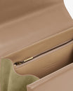 Sac ALEXIA Beige ouvert, vue intérieure sur rabat, poche zippée et doublure daim vert