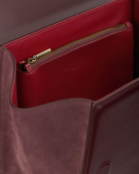 Sac ALEXIA Mahogany, vue intérieure ouverte, poche zippée et compartiment sous le rabat