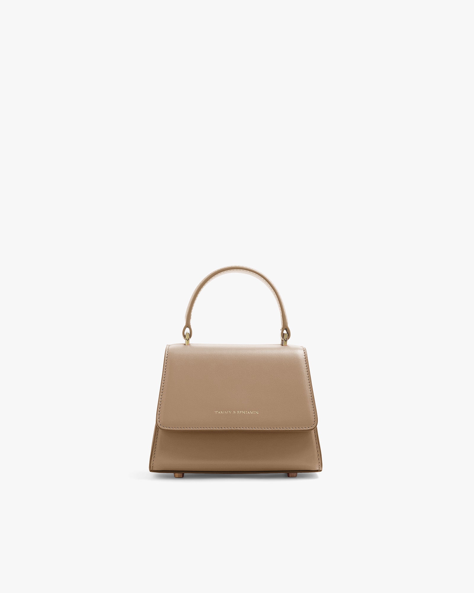 Sac ALEXIA NANO beige de face, rabat fermé, poignée rigide, posé sur fond blanc