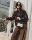 Sac ALEXIA NANO Colourblock art déco porté en bandoulière, détail du fermoir et de la poignée