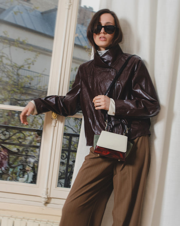 Sac ALEXIA NANO Colourblock art déco porté en bandoulière, détail du fermoir et de la poignée