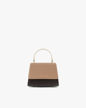 Sac ALEXIA NANO Colourblock Marlowe de face, poignée rigide écrue, rabat beige et corps marron foncé
