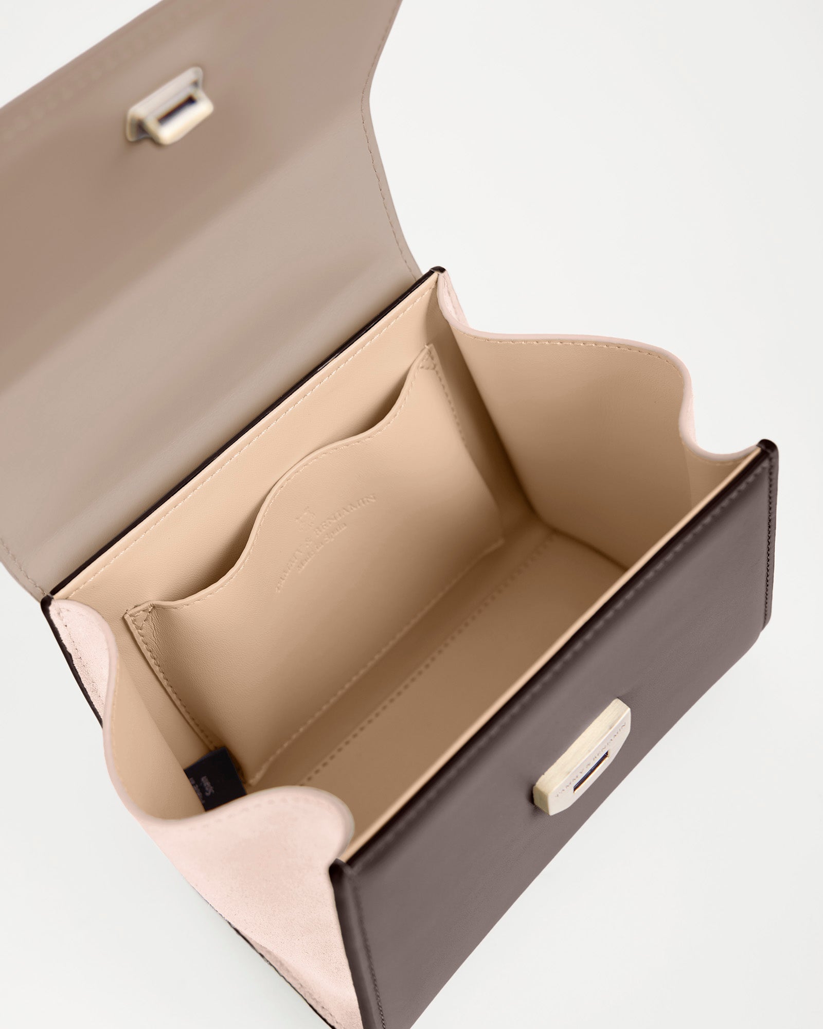 Sac ALEXIA NANO Colourblock Marlowe ouvert, vue intérieure sur rabat, poche plaquée et logo gravé