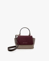 Sac ALEXIA NANO Colourblock Stratum, vue de face, posé, rabat fermé, anse rigide et bandoulière amovible