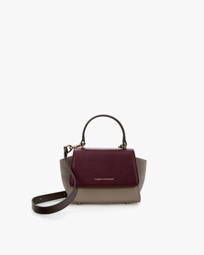 Sac ALEXIA NANO Colourblock Stratum, vue de face, posé, rabat fermé, anse rigide et bandoulière amovible