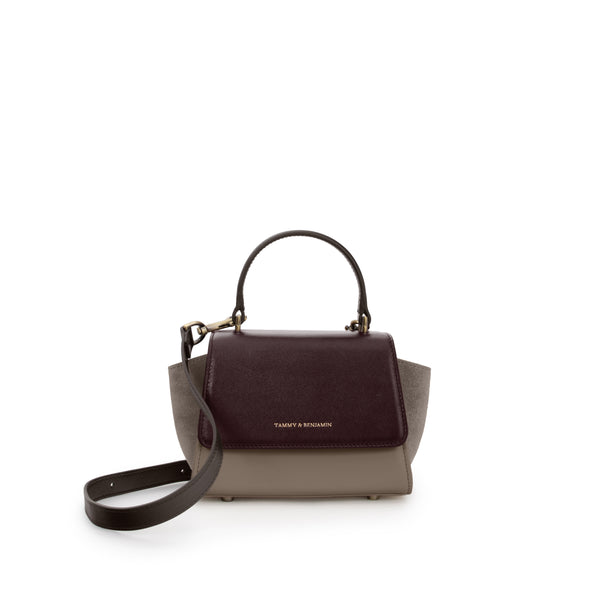 Sac ALEXIA NANO Colourblock Stratum, vue de face, posé, rabat fermé, anse rigide et bandoulière amovible