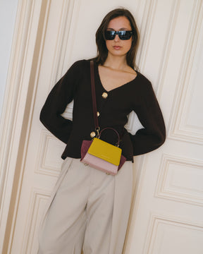 Sac ALEXIA NANO Colourblock Vesper porté en bandoulière, mannequin de face, lunettes de soleil