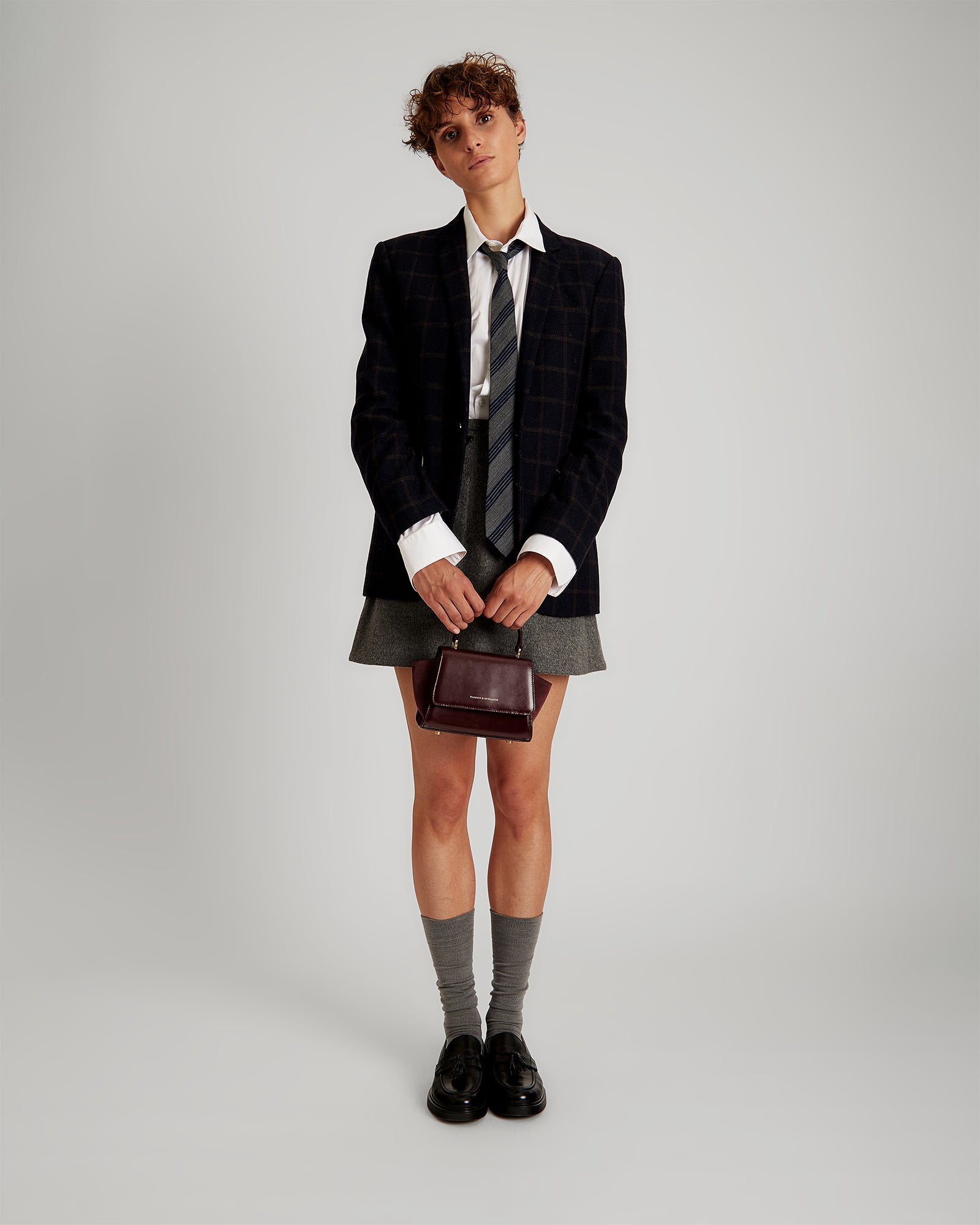 Sac ALEXIA NANO Mahogany porté à la main par une mannequin, vue de face